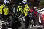 petugas-saat-mendapati-pemotor-pakai-knalpot-brong-sabtu-26122020.jpg