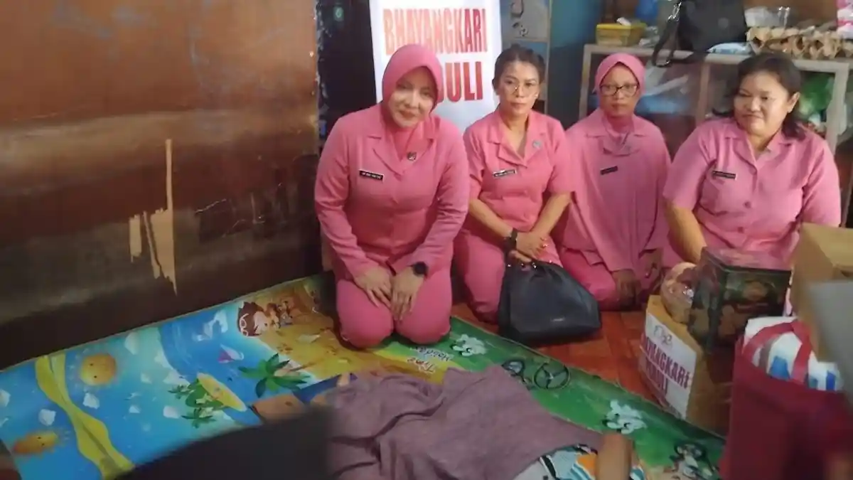 Ketua Bhayangkari Polres Tanjungbalai Berikan Bansos kepada Warga Pensiunan Polri 