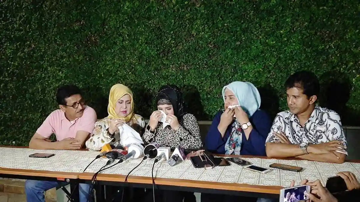 Elvy Sukaesih Menangis saat Disebut HR Kurang Kasih Sayang