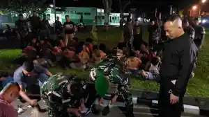 28-pemuda-yang-ditangkap-tim-patroli-Batalyon-Batalyon-Infanteri-123Rajawali_.jpg