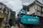 Operator-alat-berat-mulai-melakukan-perobohan-bangunan-Pajak-Tingkat.jpg