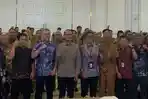 Wali-Kota-Mataram-Mohan-Roliskana-bersama-para-pejabat-dan-tim-penilaian-KPK.jpg