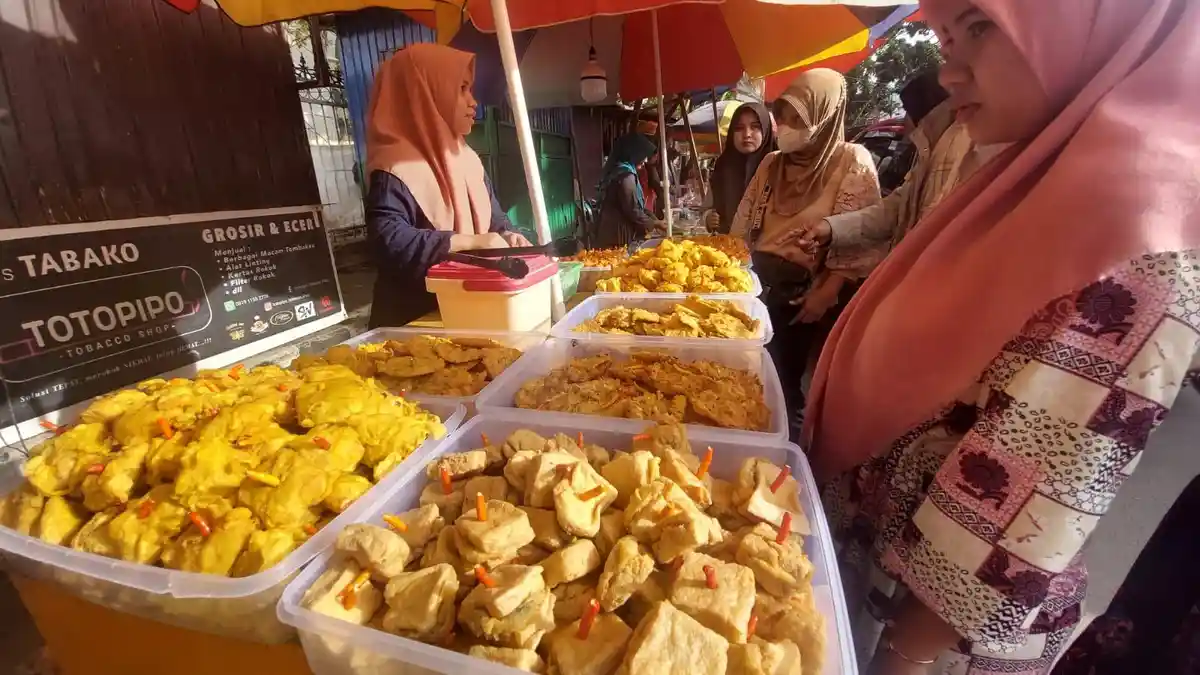 Dalam Hitungan Jam, 2 Jenis Takjil Buka Puasa di Menara Limboto-Gorontalo Ini Ludes Terjual