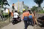 petugas-pt-kai-memasang-besi-di-jalan-desa-ketanon-kecamatan.jpg