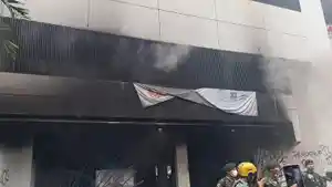Sebuah-gedung-di-Kwitang-dibakar.jpg