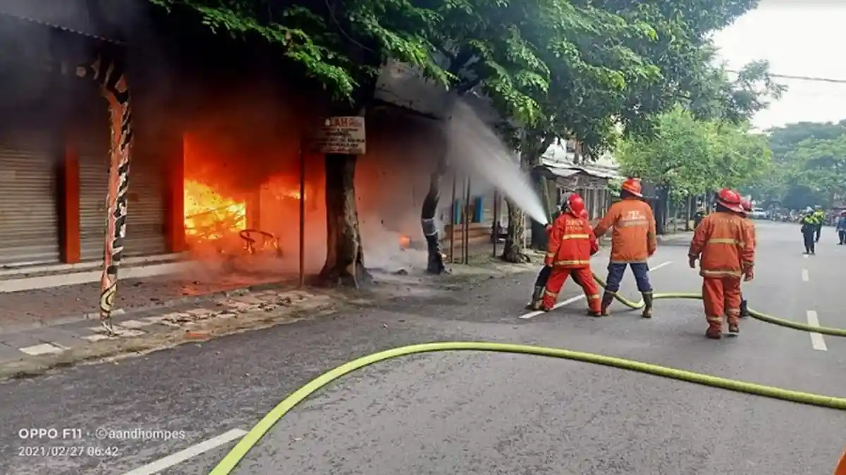 Akibat Korsleting Listrik, Kios Helm Kota Malang Terbakar, Pemilik Alami Kerugian Capai Rp 100 Juta