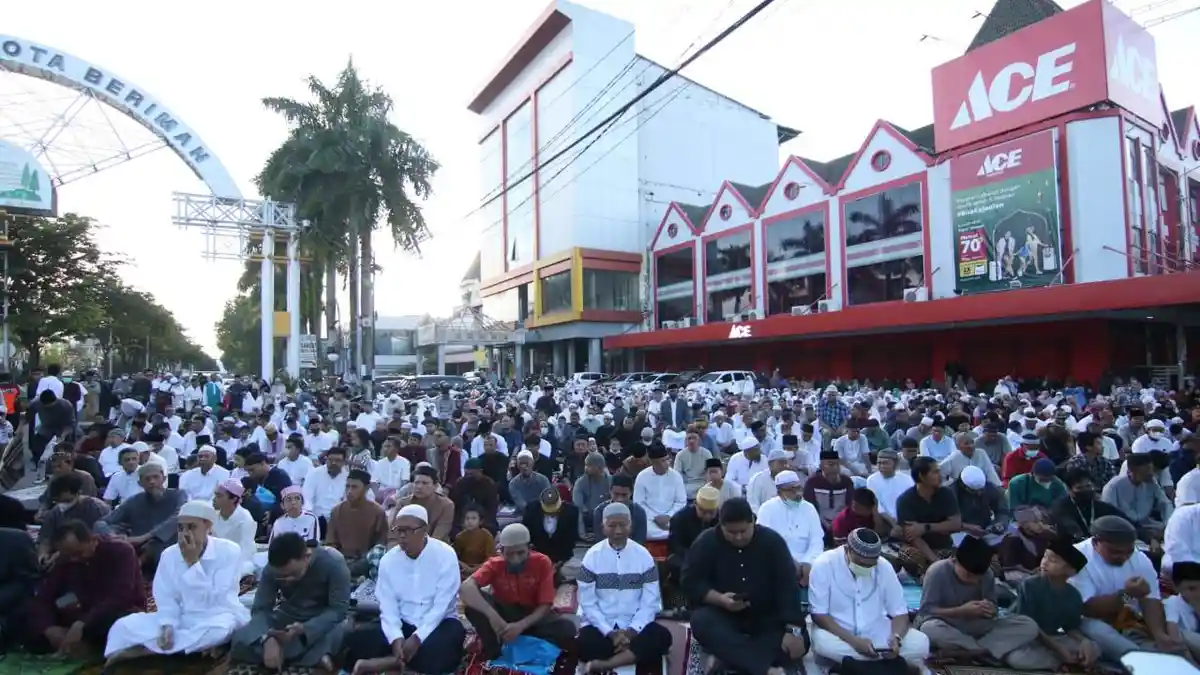 BREAKING NEWS Hari Ini Sholat Idul Fitri di Balikpapan, Shaf Meluber hingga ke Badan Jalan
