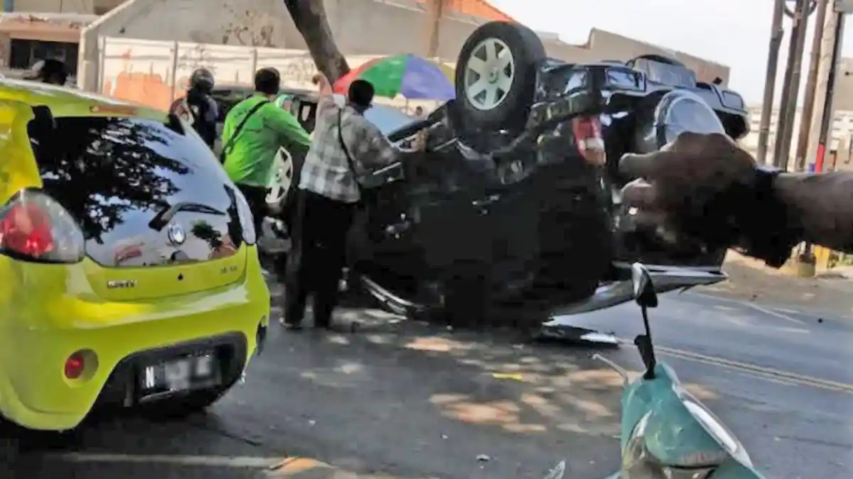 Diduga Menyetir Ugal-Ugalan, Suzuki Escudo Kecelakaan Hingga Terbalik saat akan Menyalip di Malang