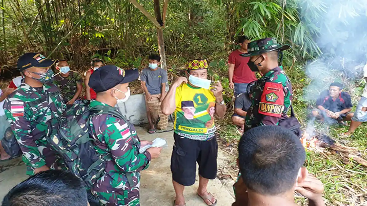 Hormati Kearifan Lokal Suku Dayak, Satgas Pamtas Yonif Mekanis 643/Wns Hadiri Ritual Adat Ba'Samsam