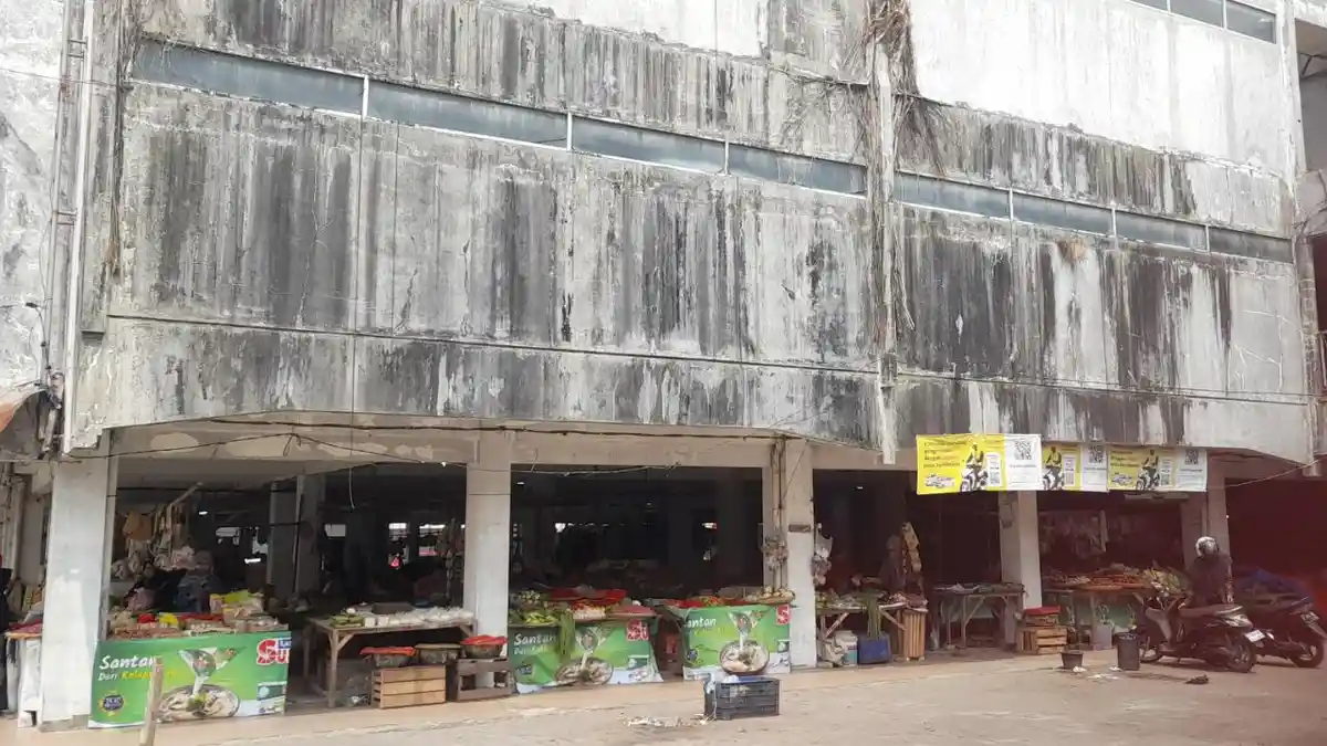 Pedagang Pasar Lama Mengeluh Sepi Pembeli Usai Dipindahkan ke Dalam Gedung