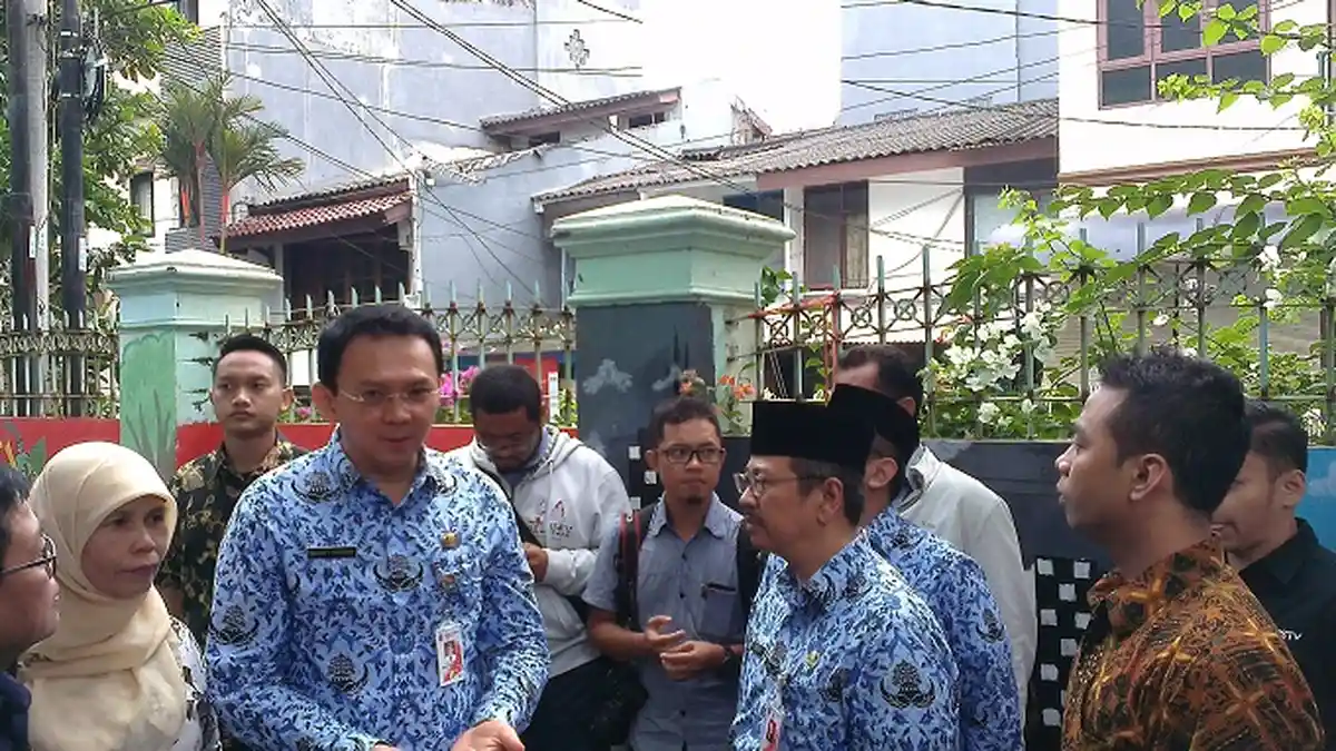 BREAKING NEWS : Ahok Tinjau UN di Sekolah yang Terbakar