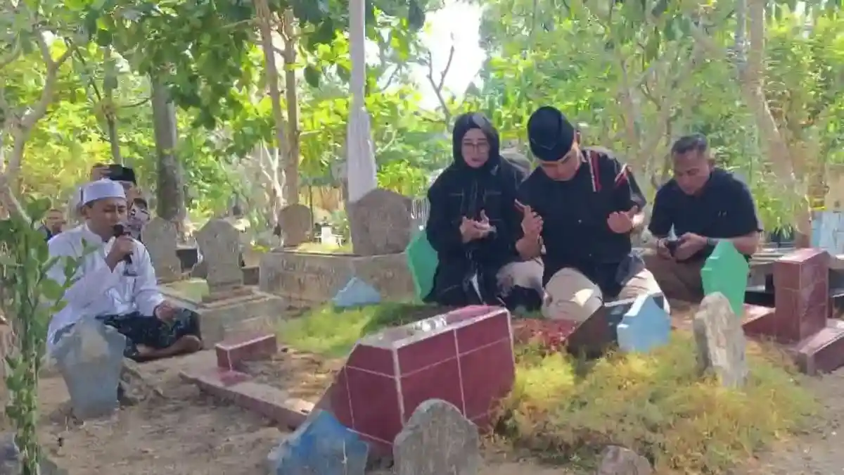 Momen Kapolda Jatim Irjen Dekananto Pulang Kampung ke Bojonegoro, Ziarah Makam Keluarga