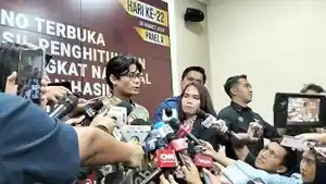 Anggota-KPU-RI-August-Mellaz-saat-memberikan-keterangan-update-pleno-rekpitulasi.jpg