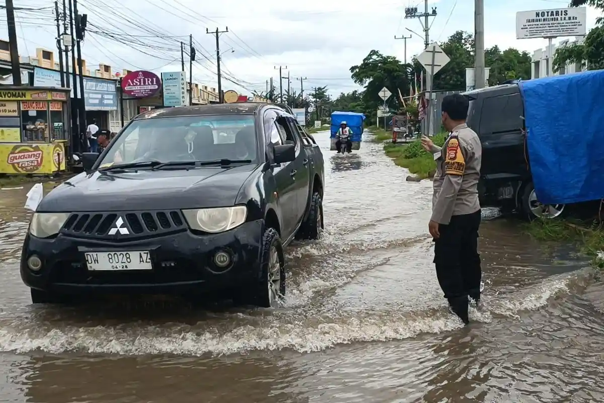 Hujan Deras Sepekan, Ruas Jalan Moncongloe–Makassar Terendam Banjir Setinggi 50 Cm