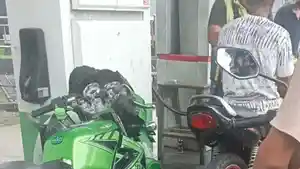 Para-pengendara-motor-kesal-antre-di-SPBU-karena-ada-warga-yang-isi-BBM-di-jerigen.jpg