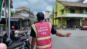 20251027-ATUR-KENDARAAN-Seorang-juru-parkir-resmi-Dinas-Perhubungan-Kota-Pangkalpinang.jpg