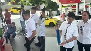 20250403_petugas-dari-Polresta-Balikpapan-melakukan-inspeksi-mendadak-di-SPBU.jpg