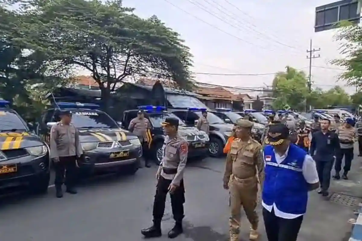 Polres Sampang Kerahkan Kekuatan Penuh, Gelar Simulasi Penyelamatan Warnai Apel Siaga Bencana 2025