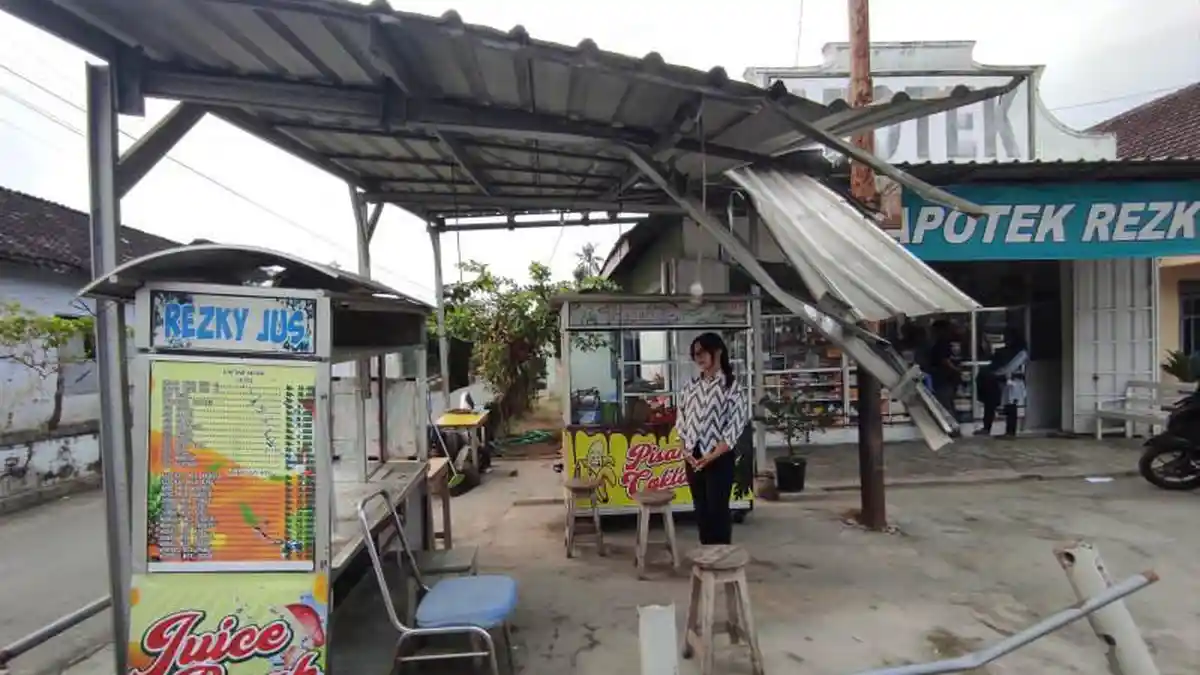 Parkir di SPBU Bence Blitar, Truk Jalan Sendiri Tabrak Mobil dan Rombong Jus