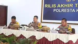 Kapolresta-Kendari-AKBP-Aris-Tri-Yunarko-pimpin-press-release-akhir-tahun-2023-Polresta-Kendari.jpg