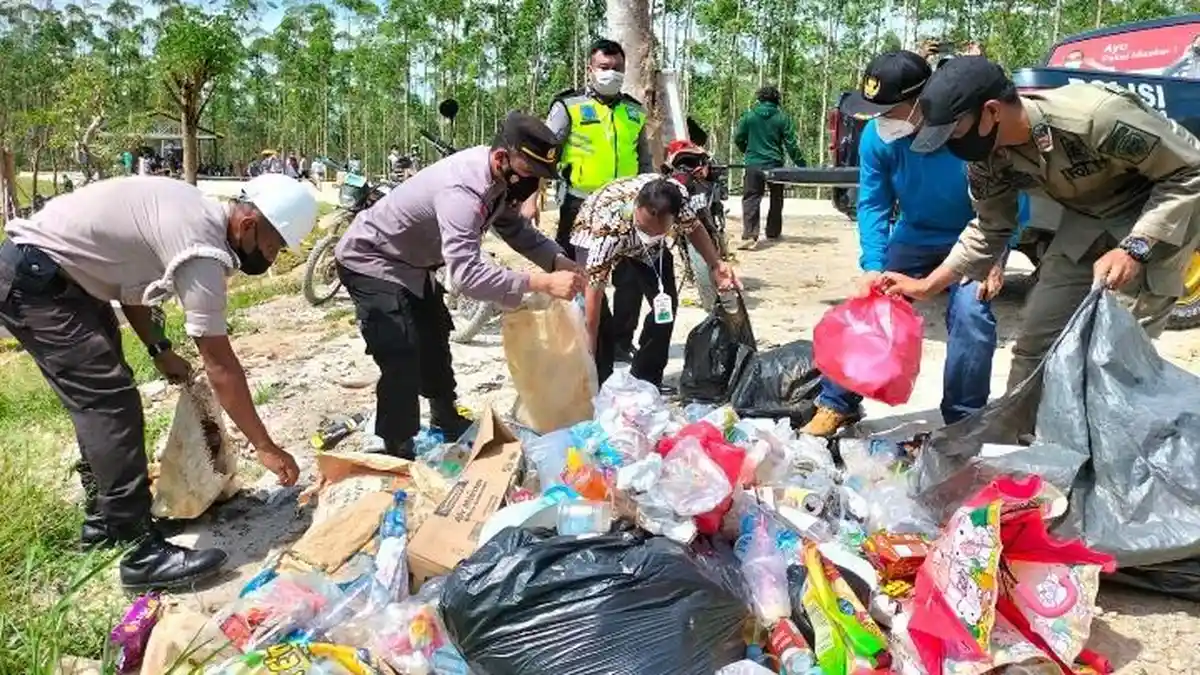 Kurangi Volume Sampah di Kawasan Titik Nol IKN, Kecamatan Sepaku dan Aparat Lain Baksos Berkala