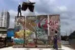 Bongkahan Tembok Berlin di Kalijodo