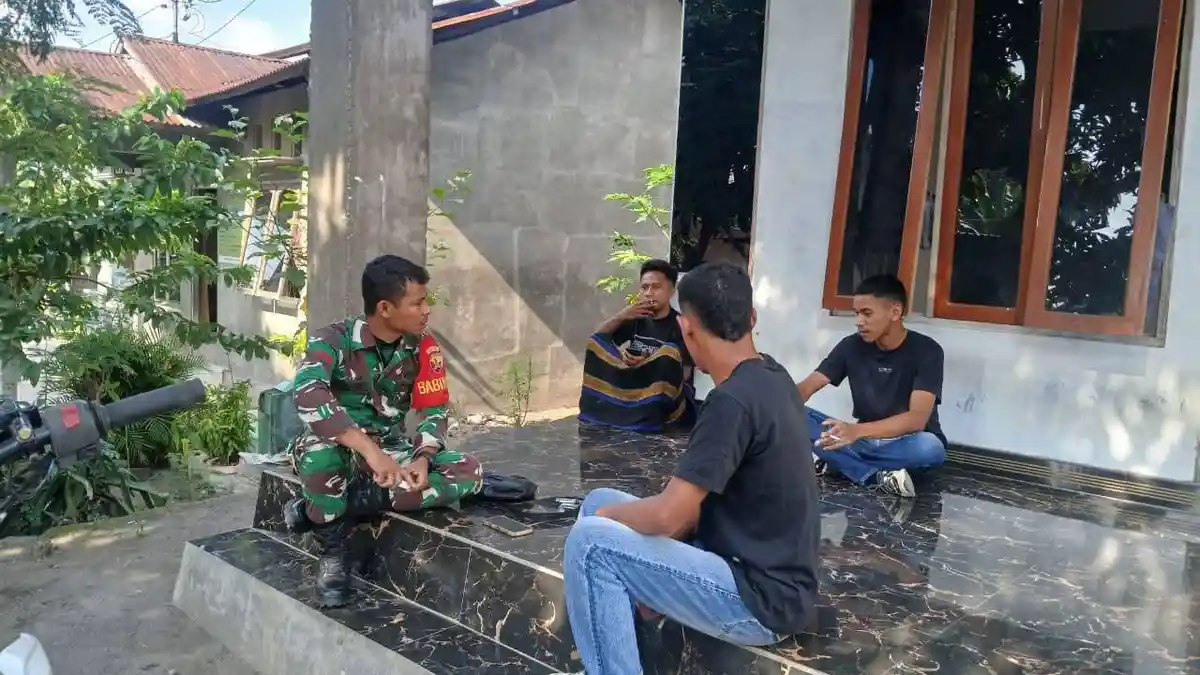 Rangkul Generasi Muda di Ende, Babinsa Komsos Bersama Pemuda Desa Binaan