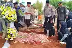 Pemakaman-Bripda-Helmi-Apriansyah-korban-lakalantas.jpg