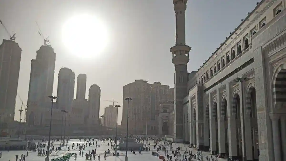 Jemaah Haji Indonesia di Madinah Dihantam Cuaca Panas 46 Derajat Celsius, Petugas Imbau Minum Oralit
