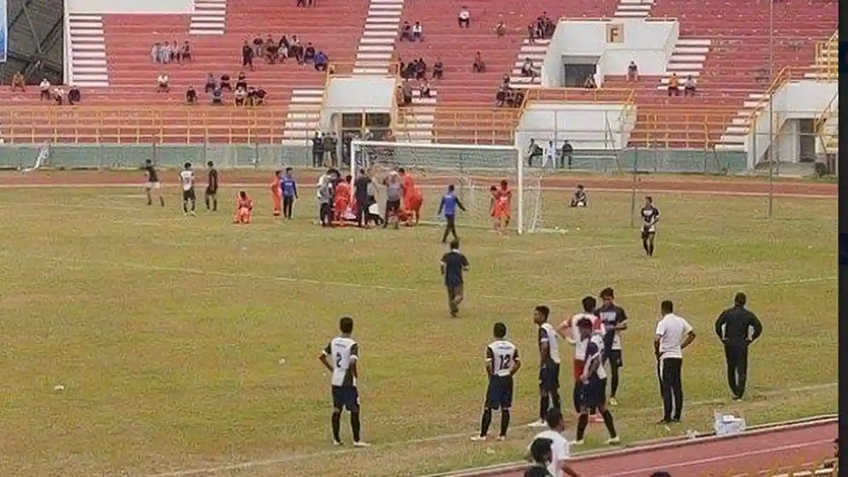 Aji Bayu, Kiper Persiraja Pingsan Saat Laga Ujicoba Melawan Tim PON Aceh