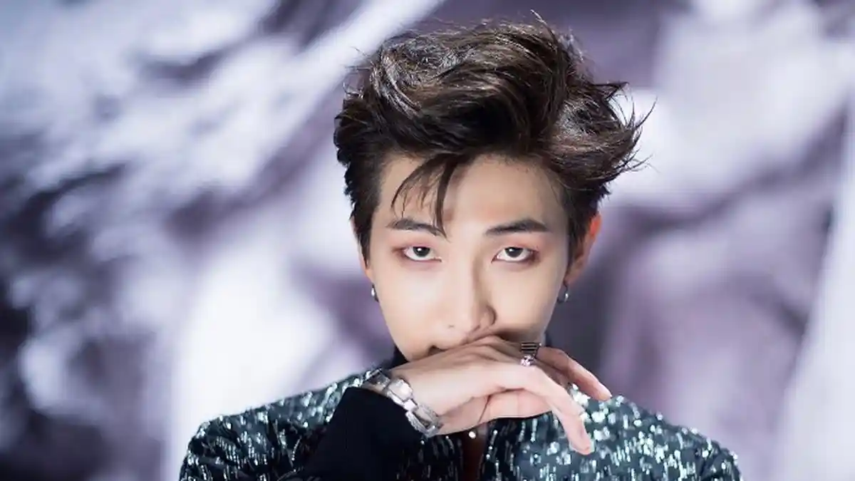 RM BTS Pamer Baju dengan Celana Pendek, Fans Kaget Lihat Kakinya yang Ternyata Mulus!