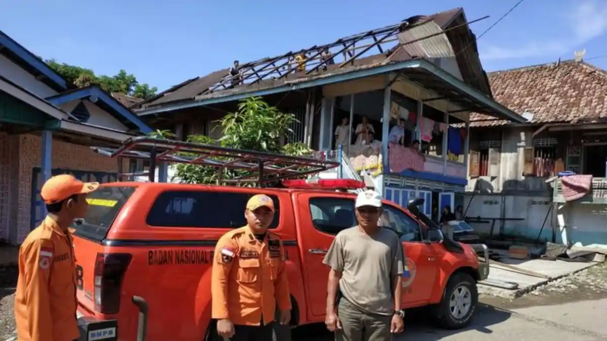 Angin Puting Beliung di Kecamatan Selangit Musirawas, 24 Rumah Rusak dan Pohon Tumbang Hambat Akses