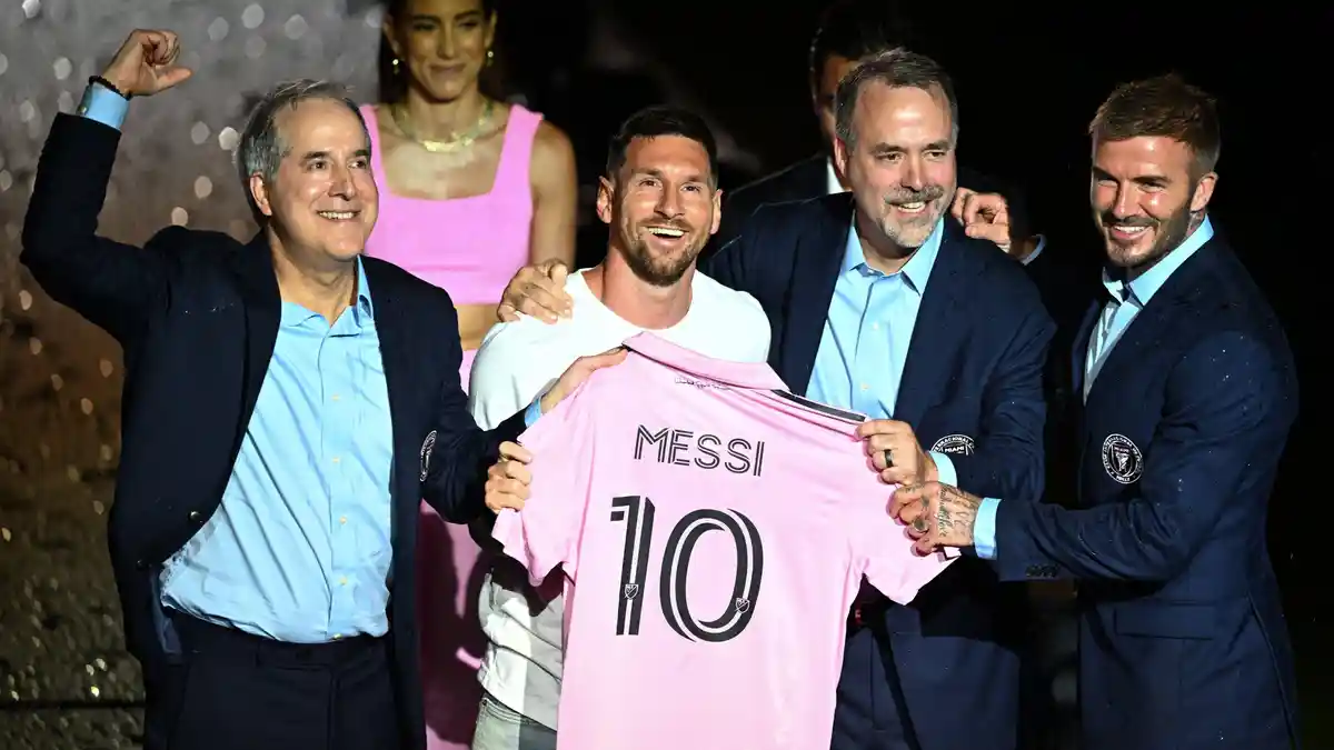 Setelah Badai Reda, Messi Diperkenalkan kepada Fan Inter Miami, Acara Tertunda Lebih dari Satu Jam