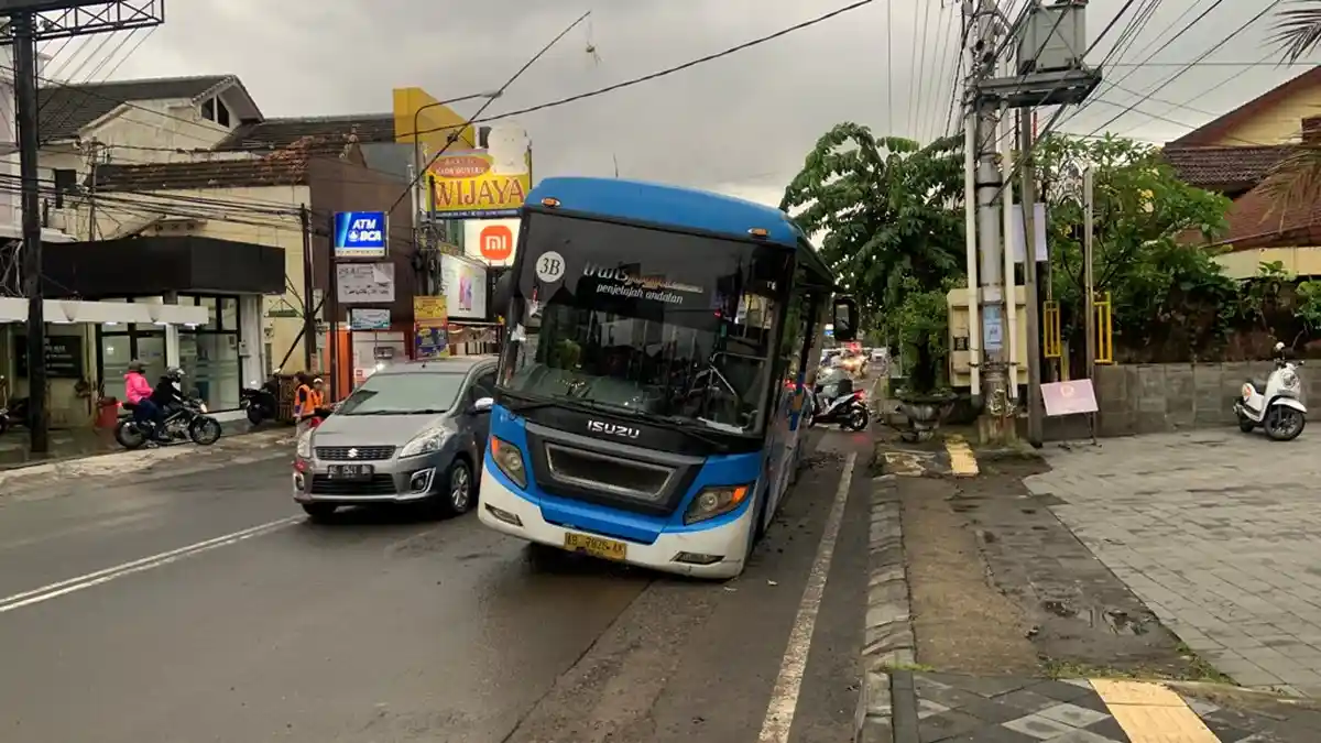 Bus Trans Jogja Terperosok di Galian Jalan Kaliurang Sleman, Penumpang Dialihkan