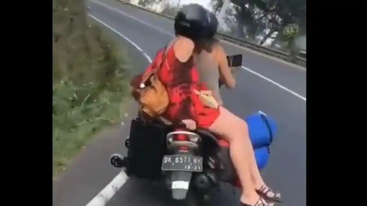 VIDEO Bule Berpakaian Mini Bonceng Motor Salah Posisi, Lihat Saat Motor Jalan