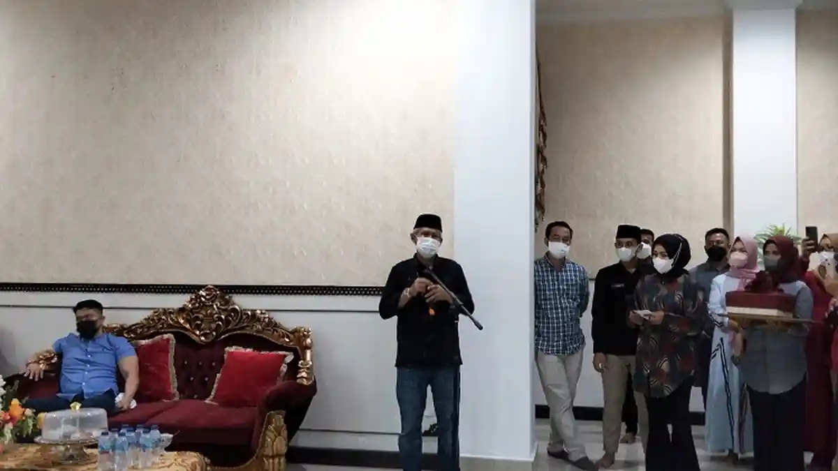 OOTD Lukman Abunawas Sambut Apriyani Rahayu, Kenakan Kemeja Hitam Dipadukan Celana Jeans