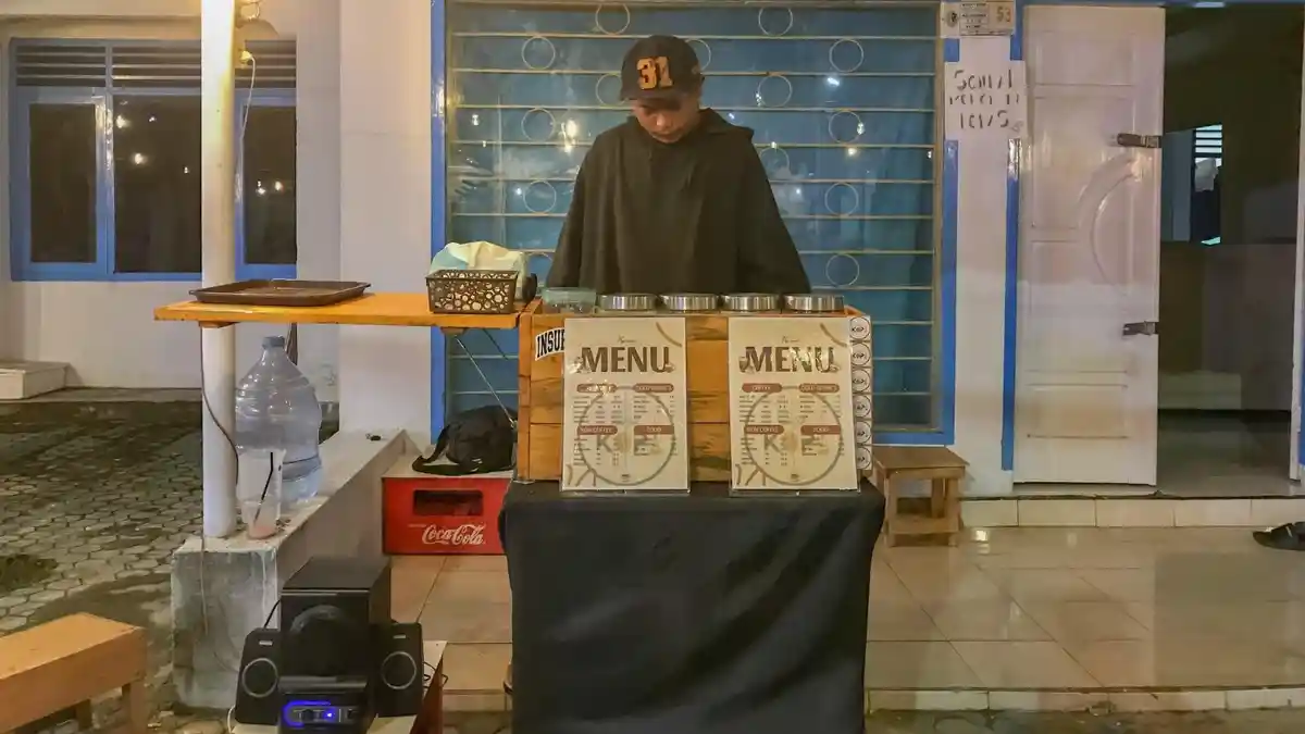 Cuma Modal Rp300 Ribu, Mohamad Aan Koi Raup Omzet Jutaan Rupia dari Kedai Kopi Pinggir Jalan!