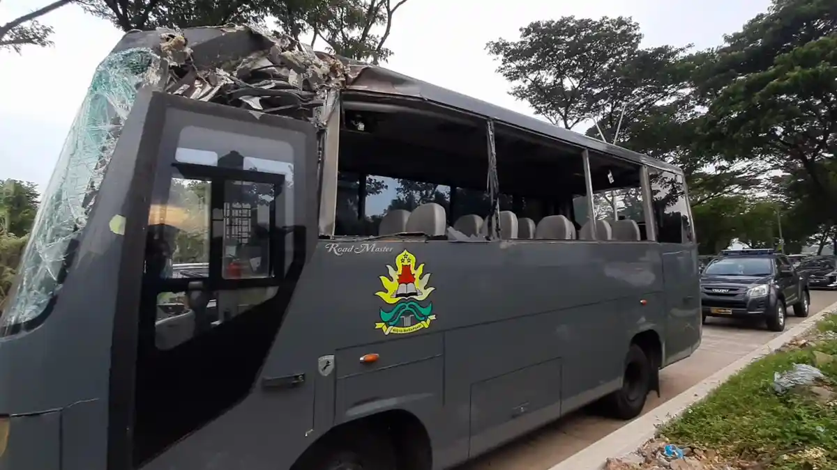 Bus Sepolwan Tabrak Pohon di Pondok Aren, Polwan Cantik Terluka Kena Pecahan Kaca