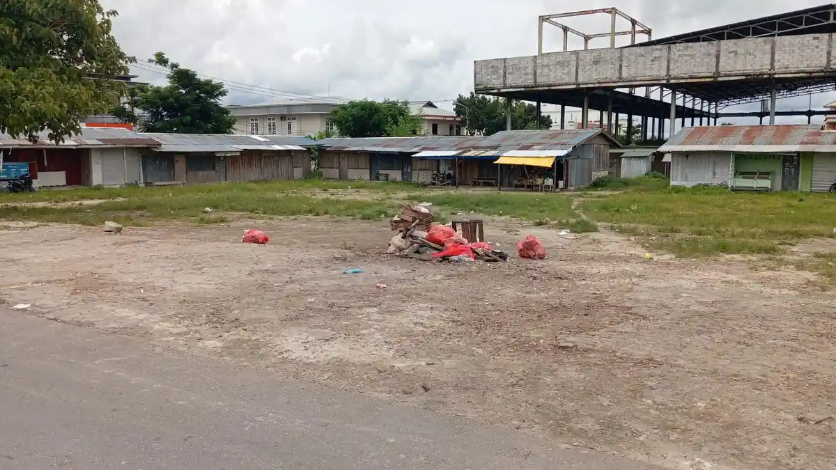 Tumpukan Sampah di Pasar Langgur Akhirnya Dibersihkan Petugas