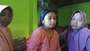 Musrihatul-Hasanah-tengah-istri-korban-terseret-ombak-Pantai-Seruni.jpg