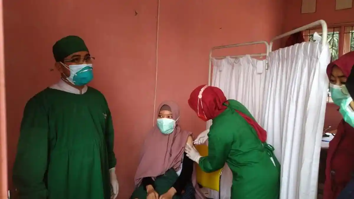 Vaksin Booster Dosis Kedua Diberikan Kepada Nakes di Lebak Banten