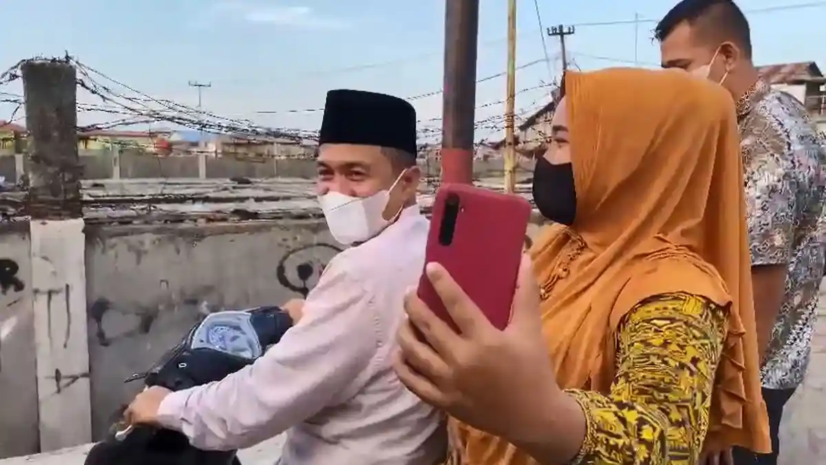Ngidam dan Hamil Tua, Wanita Ini Berkesempatan Dibonceng Bupati Batubara Sambil Siaran Langsung