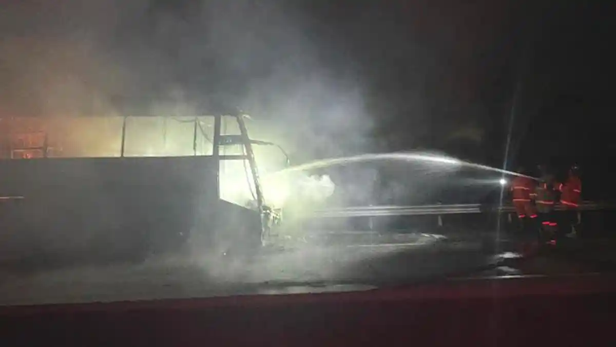 Muncul Percikan Api di Bus, Sopir Langsung Menepi dan Evakuasi Puluhan Penumpang di Tol Nganjuk
