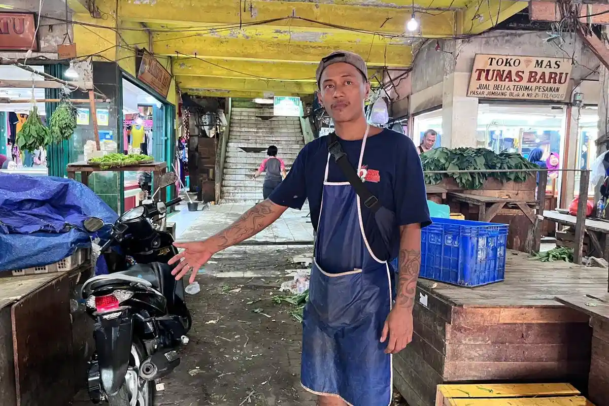 Detik-Detik Preman Bacok Pedagang Ayam di Pasar Jombang Tangsel karena Tidak Diberi Uang