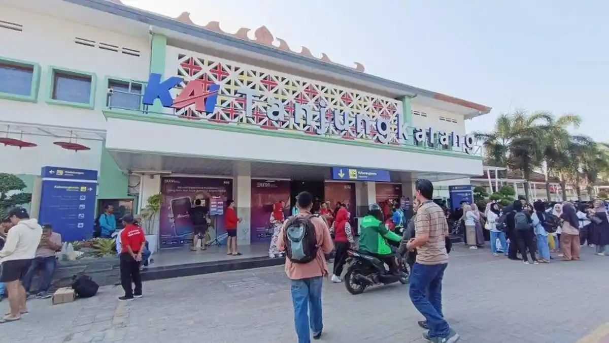 Pria Tertemper KA Kuala Stabas di Way Kanan Lampung Diduga Sedang Pakai Headseat