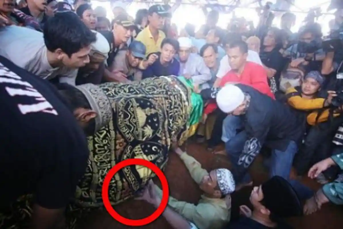 Saat Akan Dimakamkan, Keluar Darah dari Dalam Peti Mati, Ternyata Jenazah Itu