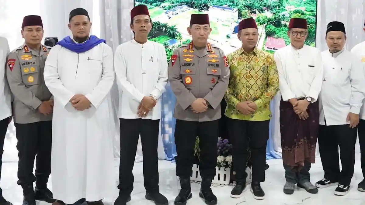 Momen Langka: Kapolri, UAS, dan Rocky Gerung Bertemu di Pondok Pesantren