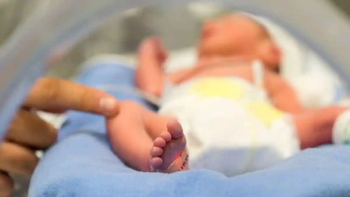 Miris! Seorang Ibu Bayinya Ditahan Tak Mampu Bayar Bidan saat Persalinan di Bekasi