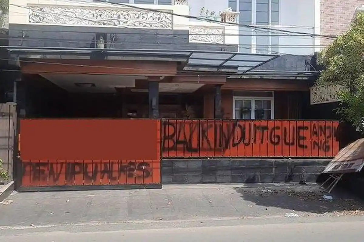 Rumah Mewah di Pamulang Digeruduk Massa, Pagarnya Dicoret 