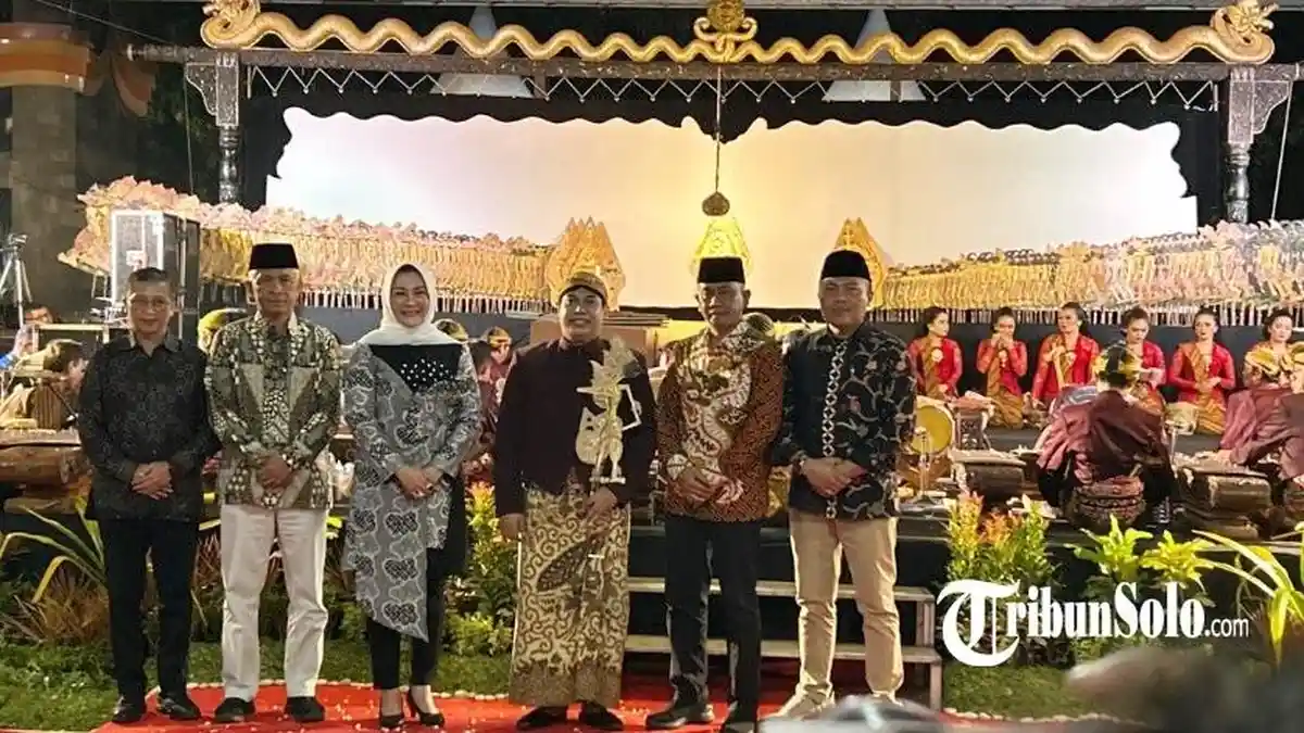 Masyarakat Klaten Padati Alun-alun Nonton Wayang Kulit, Bupati Sri Mulyani Hadir Diiringi Langgam